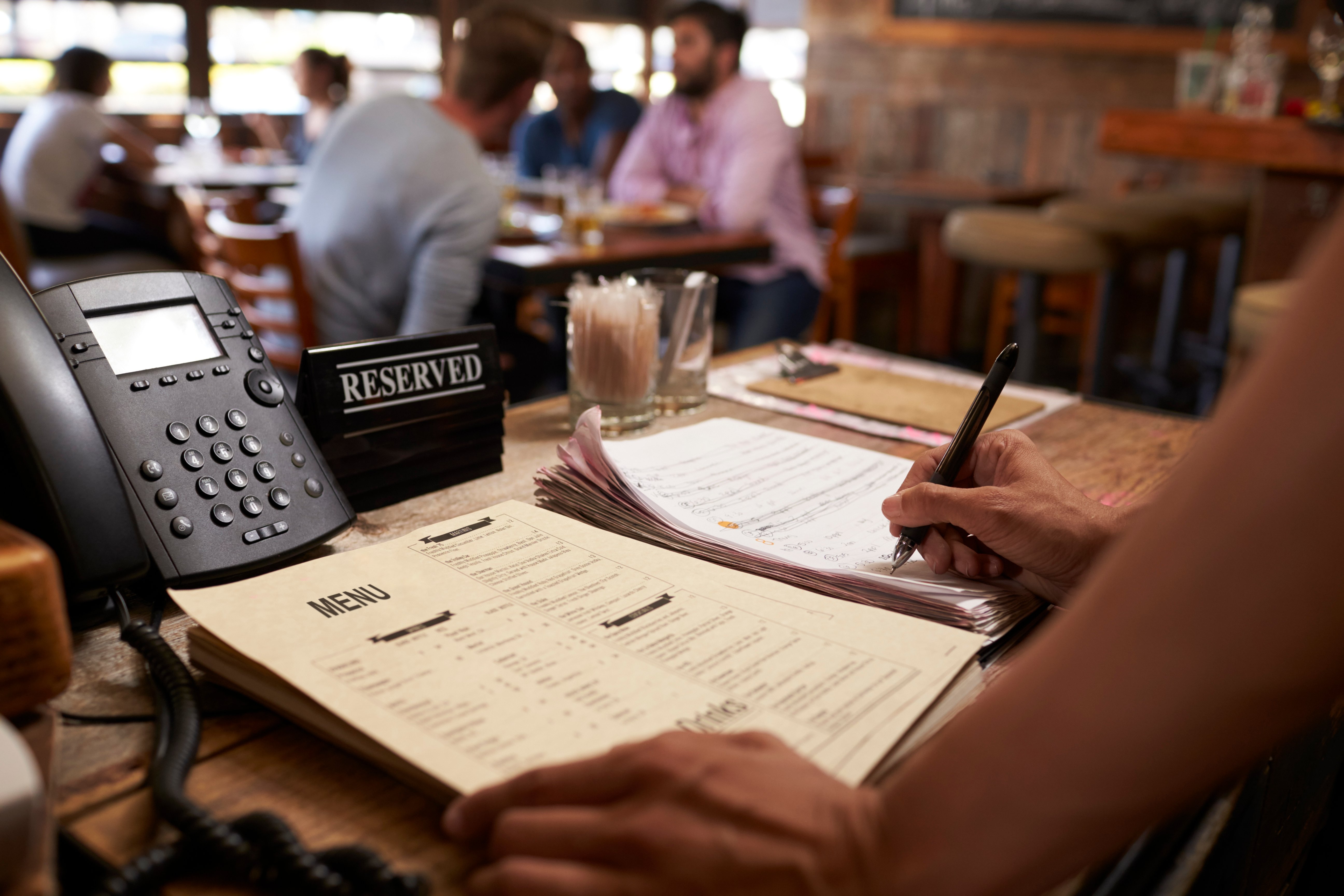 employee-at-a-restaurant-writing-down-a-table-rese-2023-11-27-05-35-10-utc.jpg